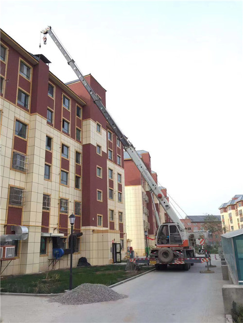 松桃跨街广告牌的高空安装注意事项