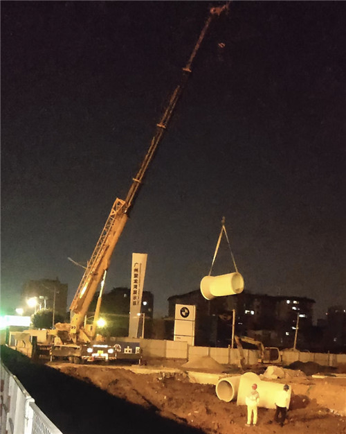 松桃“弯臂矫正”—— 吊车的 “形变补偿” 技术